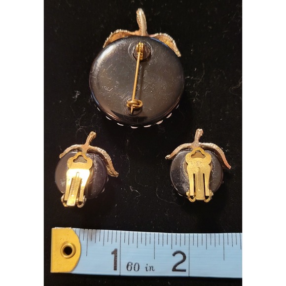 Vintage Unsigned Black & Milk Glass Apple Fruit Rhinestone Brooch & Earrings - Picture 2 of 3